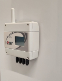 Holder for mounting the COMET Transmitter on magnetic surfaces